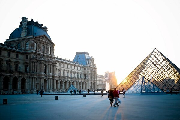 Das Louvre-Museum und der nahe gelegene Platz