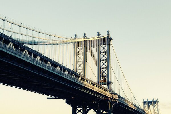 El enorme puente de Manhattan durante el amanecer