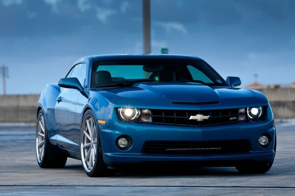 Chevrolet Camaro-blau unter blauem Himmel