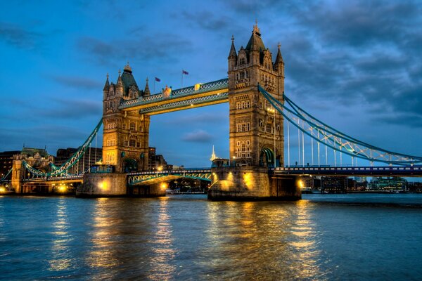 Tower Bridge notturno a Londra