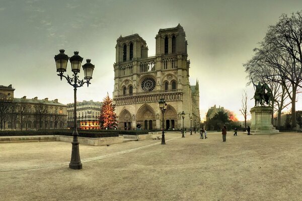 Zimowy Plac Paryża z katedrą Notre-Dame de Paris i pomnikiem Karola Wielkiego