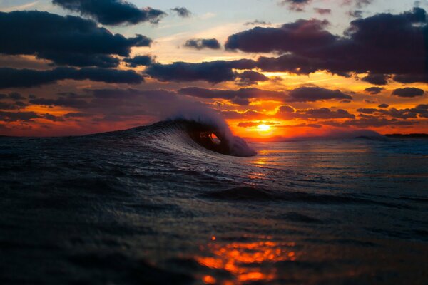 Fabuleux coucher de soleil au bord de la mer