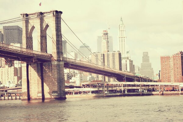 Puente de Brooklyn sobre el río en todo su esplendor