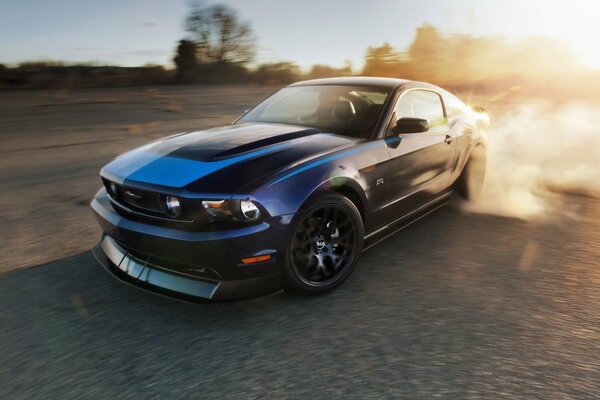 Mustang dérive et dégage de la fumée sous les roues