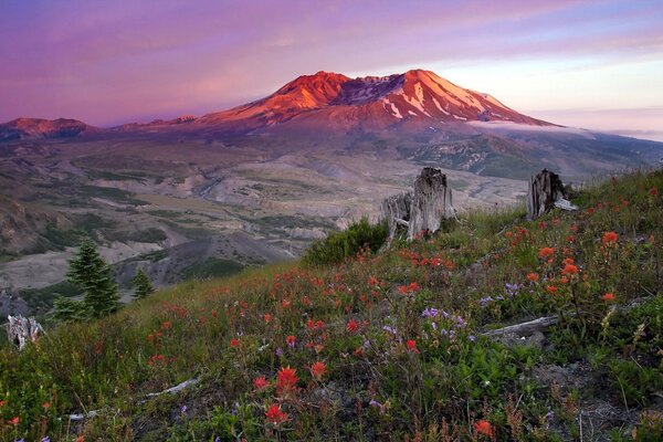 Hermoso paisaje, puesta de sol y montañas