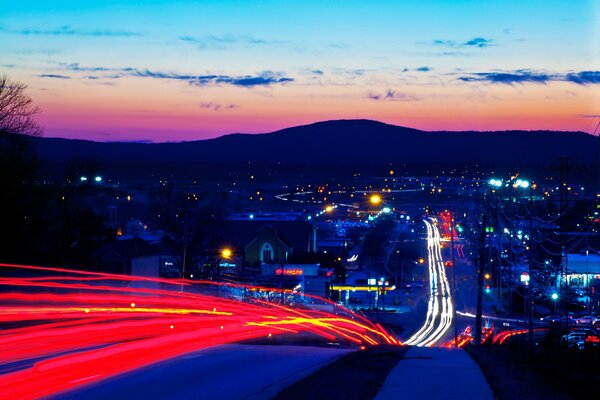 Zdjęcie drogi nocnego miasta