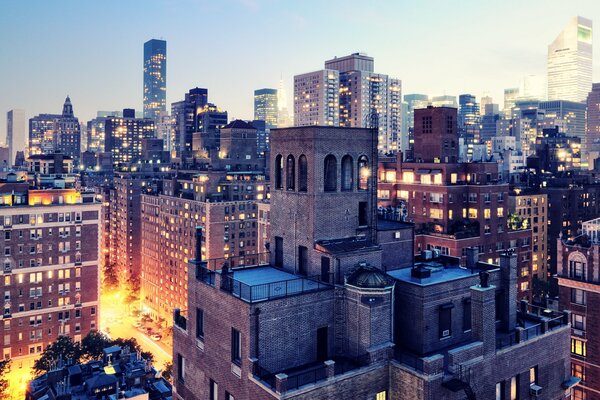 Огни небоскребов вечернего Нью-Йорка