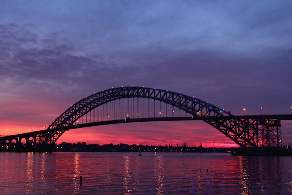 Brillante puesta de sol en el fondo del puente de Bayona