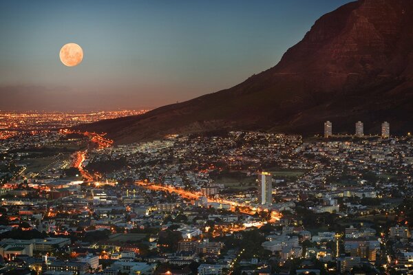 Луна в небе над Кейптауном