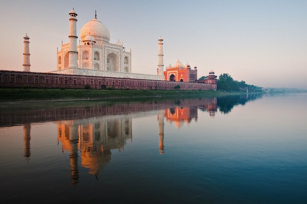 El Taj Mahal se refleja en la superficie de un río tranquilo
