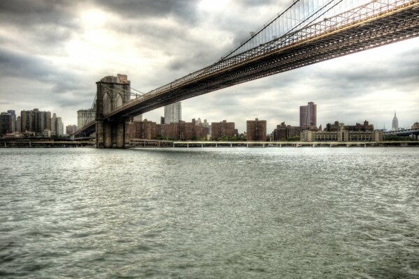 Puente gris de Brooklyn sobre el río