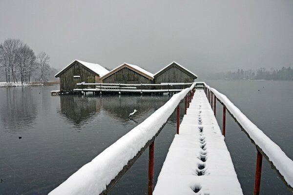 Pont de neige au milieu du lac, enveloppé de brouillard