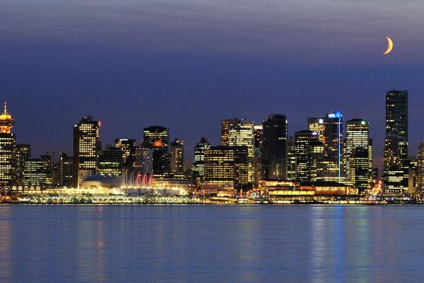 Noche en la ciudad de Vancouver con edificios luminosos