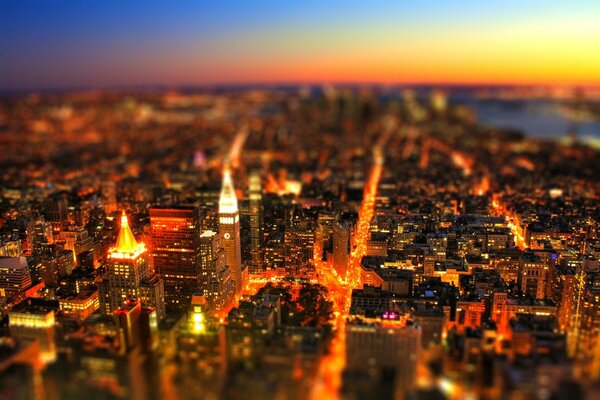 Vista desde lo alto de la ciudad que brilla con luces naranjas