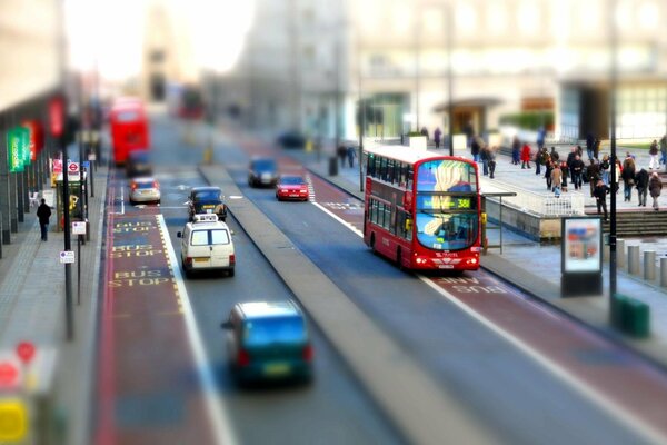 Londyńska ulica z piętrowym autobusem