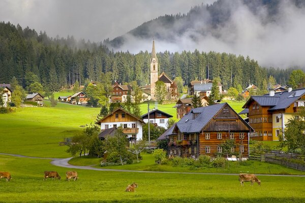 Piccolo villaggio austriaco di montagna