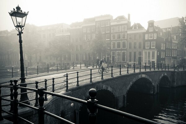 Schwarz weiß Amsterdam auf dem Wasser