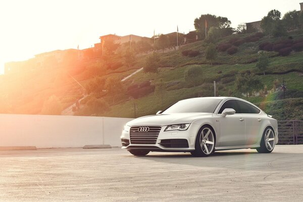 Audi silvery a7 sportback in der Nähe von Hügeln