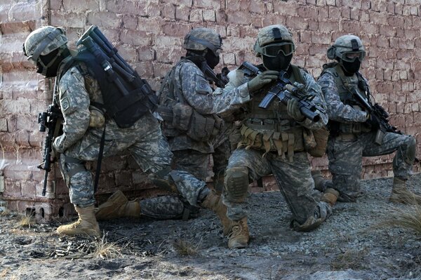 Soldaten mit Helmen und Waffen verstecken sich um die Ecke