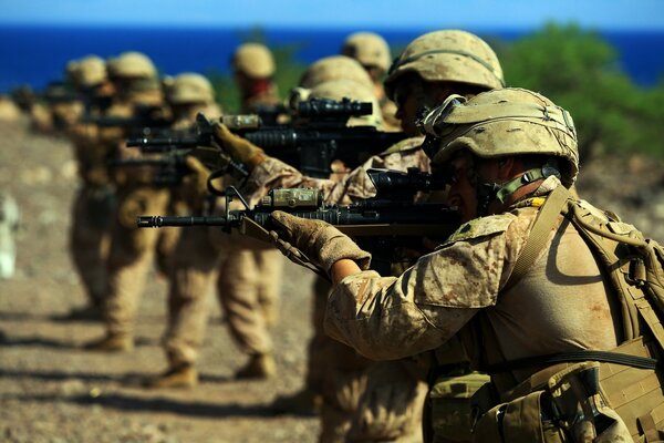 Soldati americani in piena uniforme al poligono di tiro