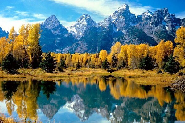 Lago de otoño en el fondo de las montañas