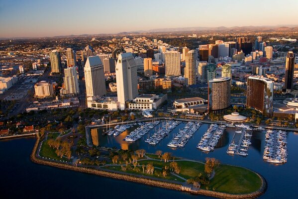 Vista dall alto della città in California