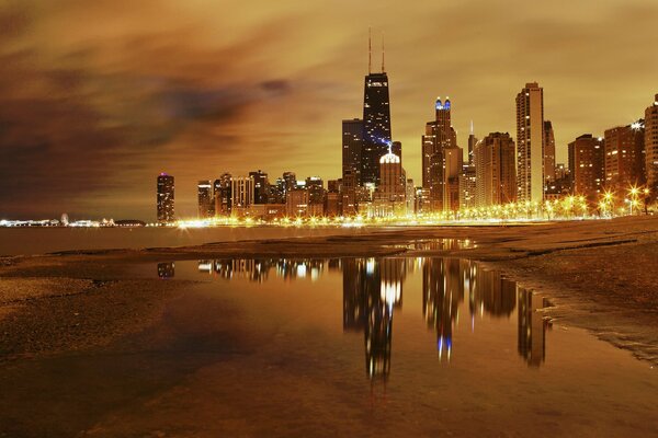 Vista de las luces nocturnas de Chicago a través del lago