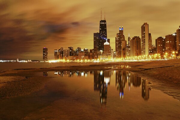 Вид на ночные огни Чикаго через озеро