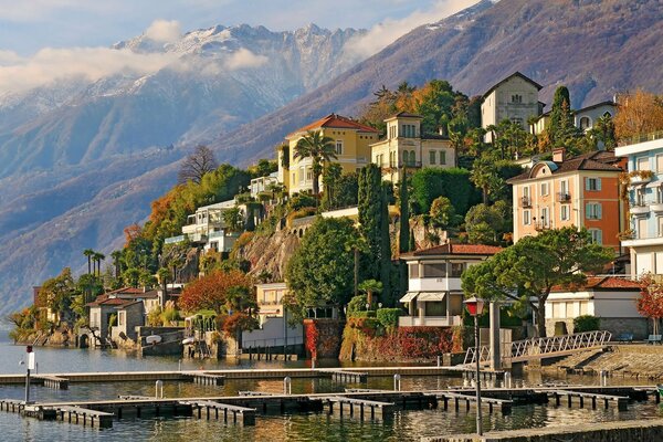 Puerto deportivo en Suiza. Casas cerca del paseo marítimo