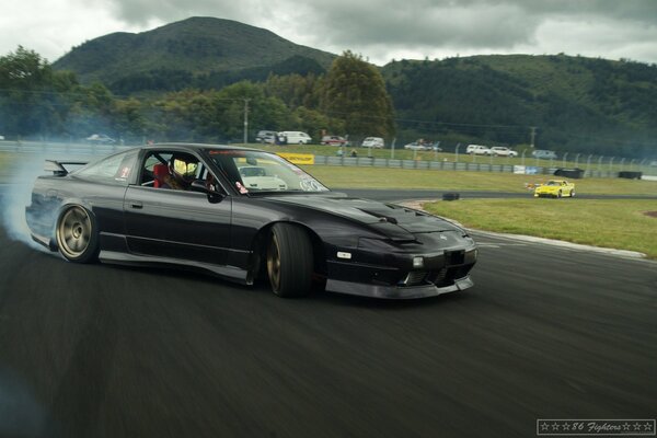 Mazda deriva y se desliza a gran velocidad