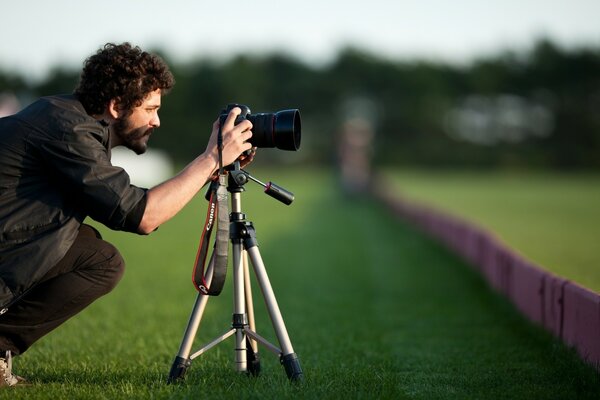 L uomo con la barba fotografa qualcosa