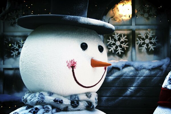 Fond de Noël avec bonhomme de neige en écharpe et chapeau