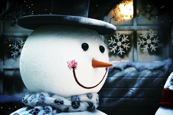 Новогодний фон со снеговиком в шарфе и шляпе