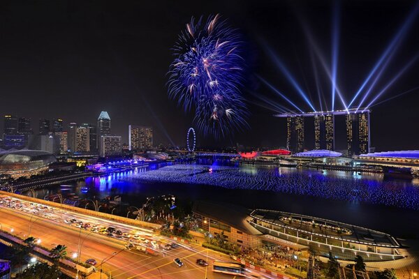 Fuegos artificiales de año nuevo y el hotel Marina bay sands en la noche de Singapur