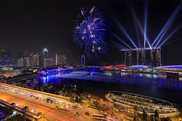 Fuochi d artificio di Capodanno e Hotel Marina bay sands a Singapore durante la notte