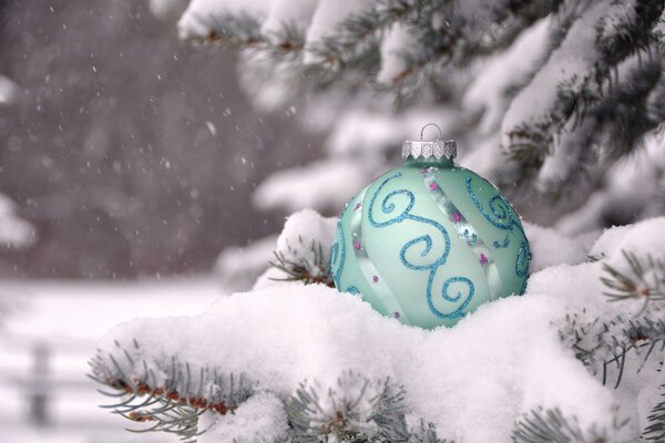 Nieve invierno en el árbol de Navidad juguetes