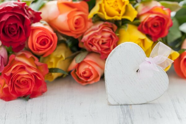 DIY weißes Herz und Blumenstrauß aus bunten Rosen