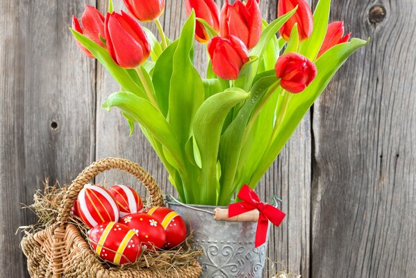 Canasta de Pascua y tulipanes rojos