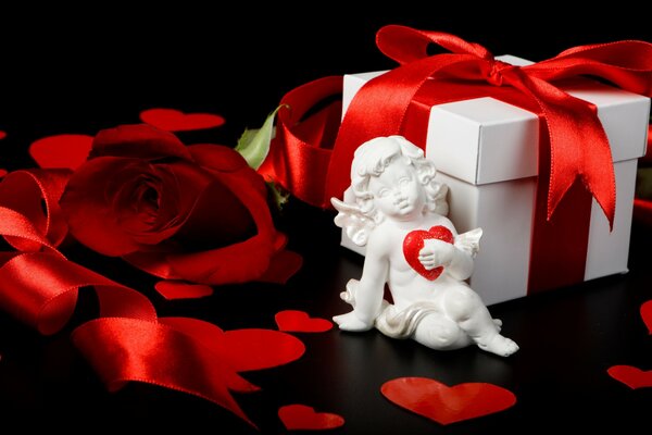 Cupidon avec un cadeau et une rose et des rubans pour la Saint-Valentin