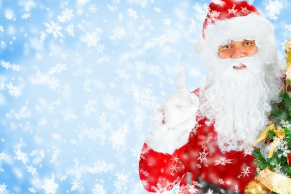 Papá Noel con un árbol de Navidad sobre un fondo nevado