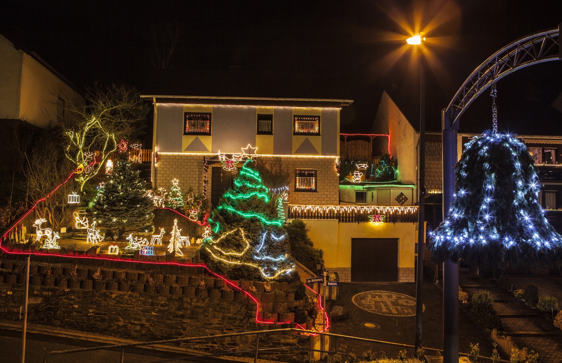 weihnachtsbaum lichtstrahlen deutschland scheinwerfer