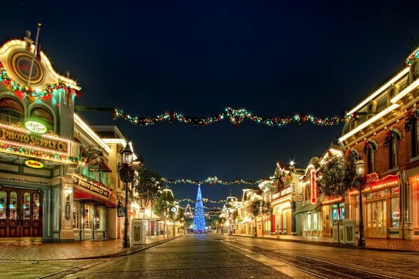 Ciudad de año nuevo decorada con luces