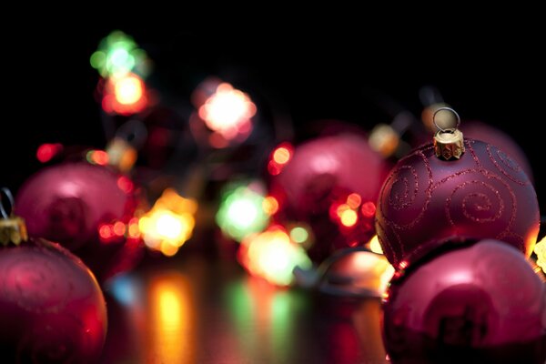 Boules de Noël sur fond de guirlandes lumineuses