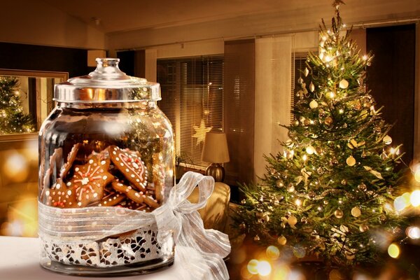 Árbol de Navidad y dulces en un frasco