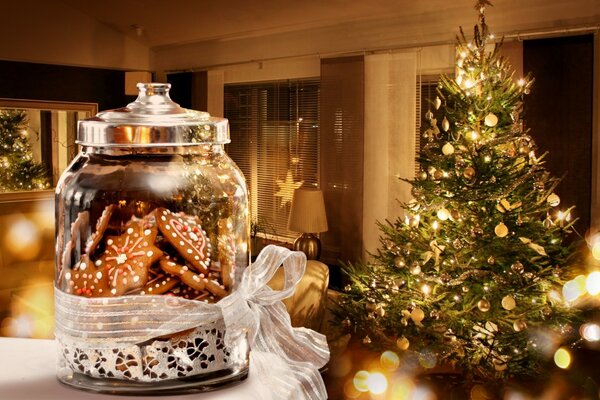 Sapin de Noël et bonbons dans un pot
