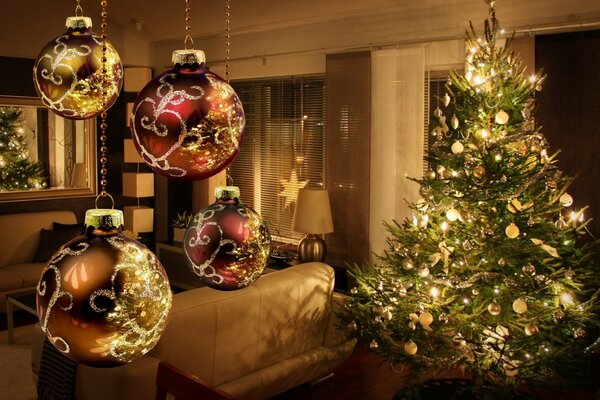 Weihnachtsbaum und goldene Kugeln im weichen Licht