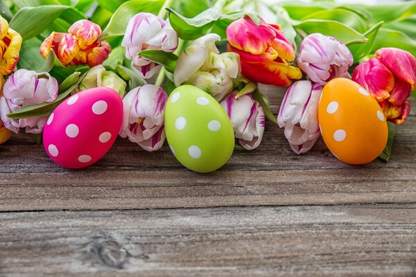 Oeufs de Pâques entourés de fleurs