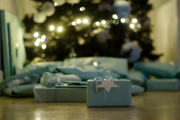 Cadeaux sous un bel arbre de Noël