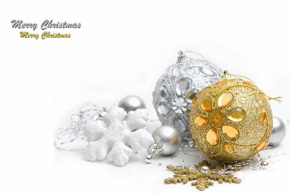 Золотые и серебряные шары и снежинки