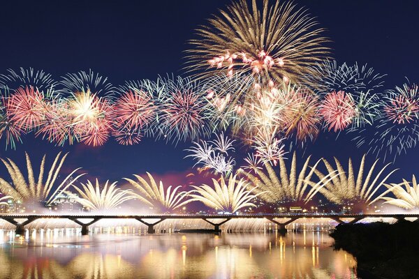 Красочные взрывы фейерверков над мостом